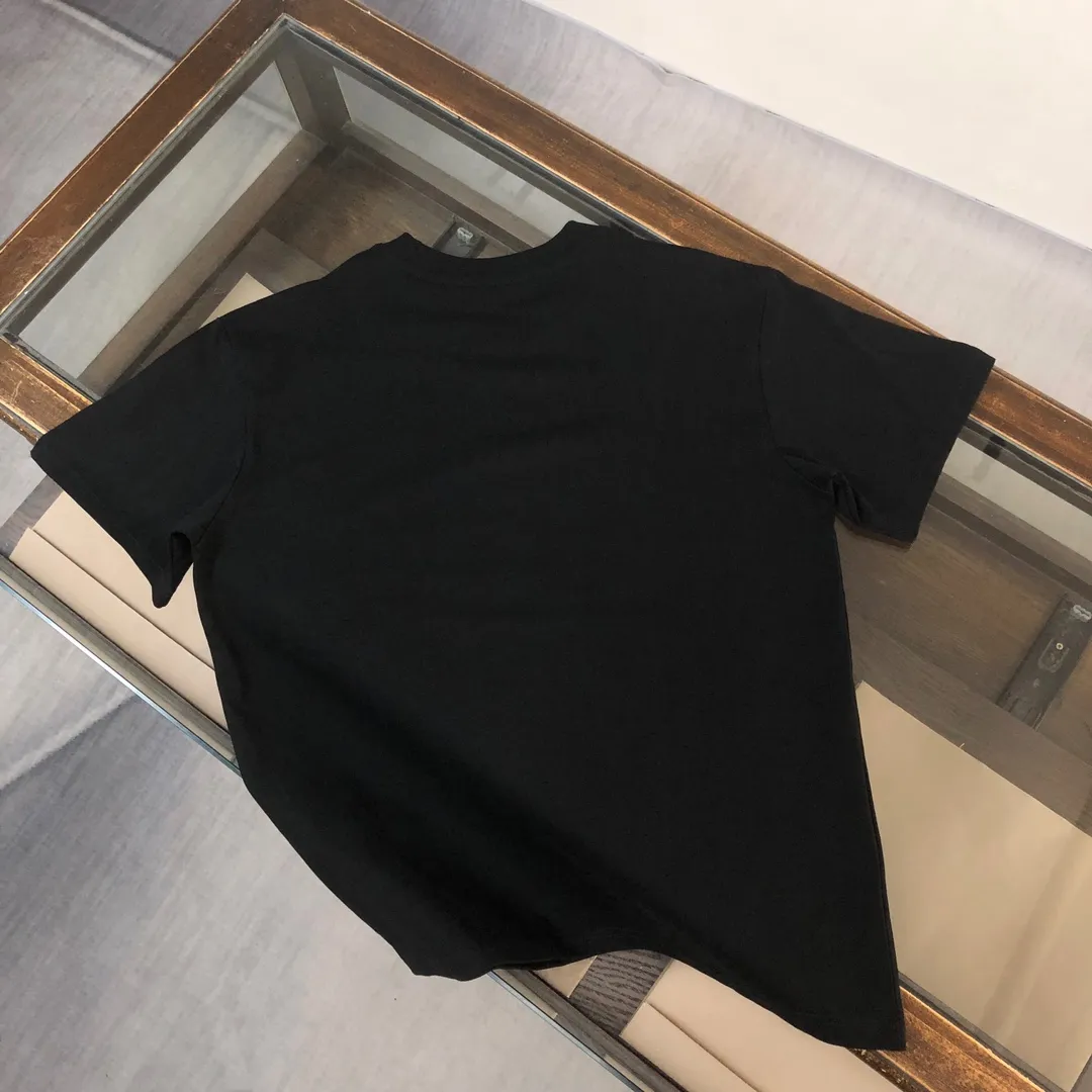 P180 Stone Island 2025 latest T-shirt, couple style ~ Original order, fashionable and casual short T-shirt, specially made of customized cotton fabric ~ Cotton T-shirt ~ Pre-washed to prevent deformation and shrinkage problem, more comfortable and breathable on the body ~ All available from stock ~ Unique design style, trendy must-have item, complete with three standards 👍 Color: black/white Size: S M L XL (larger version, please indicate your height and weight when placing an order)